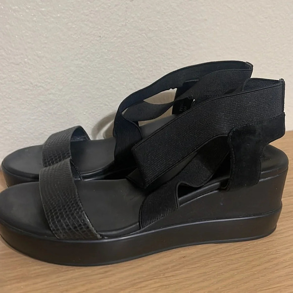 Tahari Black Wedge Platform Sandals Size 6 M - Picture 3 of 15